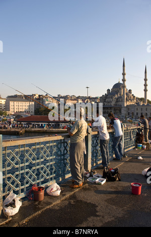 Les pêcheurs sur le pont de Galata Istanbul Turquie Banque D'Images