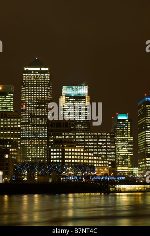 Développement d'affaires et financier de Canary Wharf à Londres Docklands vu la nuit London England UK Banque D'Images