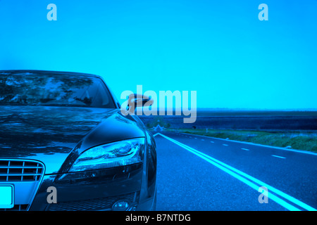 Voiture Vue de face sur la route Banque D'Images