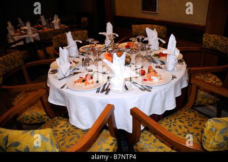 Réglage de la table pour le dîner de gala du Nil bateau de croisière, la Lady Mary Banque D'Images