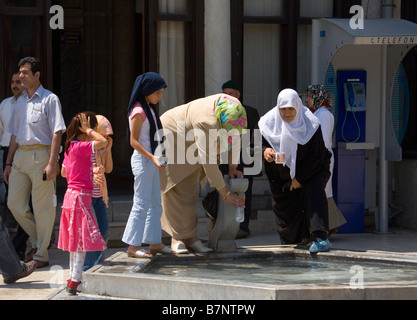 Boire de l'eau Saint Mevlana Konya Turquie Banque D'Images