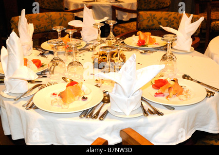 Réglage de la table pour le dîner de gala du Nil bateau de croisière, la Lady Mary Banque D'Images