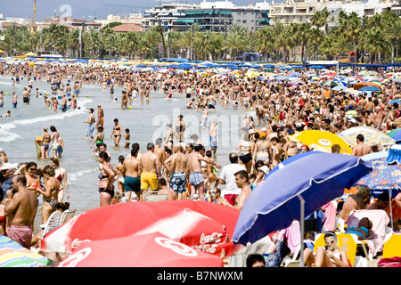 La plage de Salou bondé en été Banque D'Images