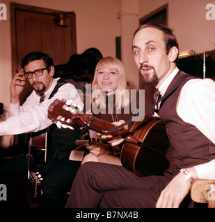 PETER, PAUL AND MARY trio folk américain en 1963. Photo : Tony Gale