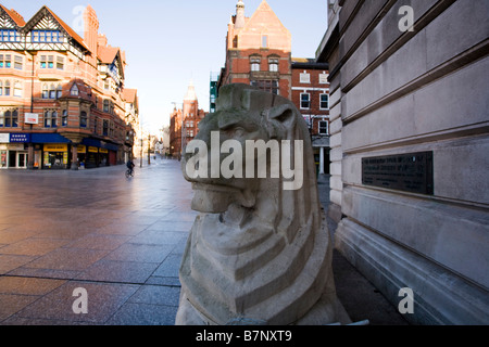 Lion en pierre typique à l'entrée de la Nottingham Council House Building sur la place du Vieux Marché. Banque D'Images