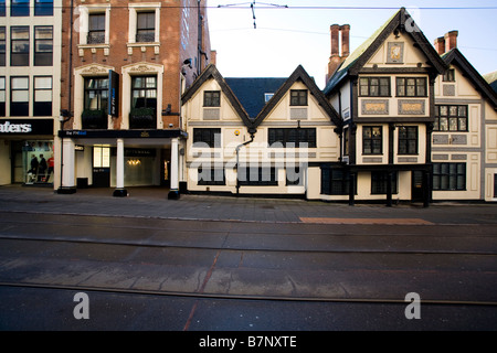 Un vieux bâtiment original Tudor dans le centre-ville de Nottingham, à côté du tramway. Aujourd'hui utilisé par une entreprise de vêtements de mode. Banque D'Images