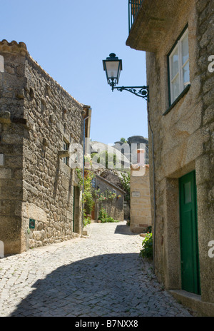 Région de Beira Alta, Monsanto, Street dans le village de montagne près de Castelo Branco Banque D'Images