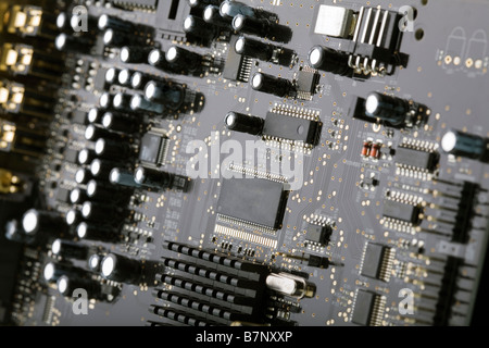 Gros plan d'une carte de circuit imprimé avec de nombreux composants électroniques de faible profondeur de champ. Toutes les marques et logos déposés. Banque D'Images