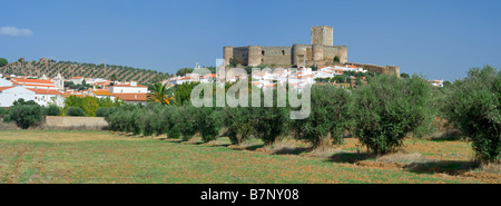 L'Alentejo, Vue Panoramique de la ville et du château médiéval de portel, près de Évora vu sur une oliveraie Banque D'Images