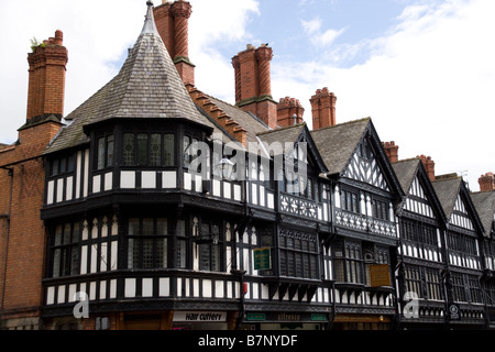 Vieux bâtiments à colombages sur St Werburgh Street par la cathédrale de Chester, dans le centre de la ville médiévale de Chester, Angleterre Banque D'Images