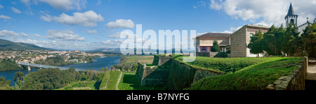 Le Portugal, le Minho, Le Pousada de Valença do Minho, la vue sur le fleuve Minho à la ville espagnole de Tui Banque D'Images