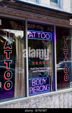 Le centre-ville de Miami , le salon de tatouage Salut , slogan sur la fenêtre ' Service à la clientèle de classe mondiale ' ' ' l'oeuvre primée body piercing Banque D'Images