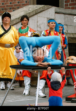 Des artistes de rue de Mongolie à Place du Marché principal de Cracovie Pologne Banque D'Images