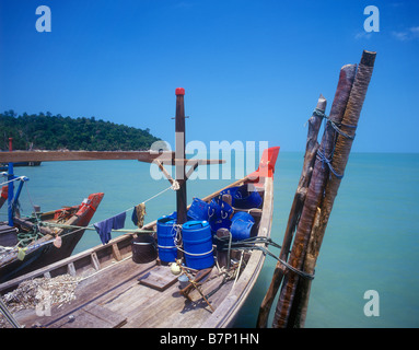 Des bateaux de pêche à Teluk Bahang sur la côte nord-ouest de l'île de Penang Banque D'Images