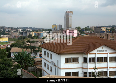 Vue sur Yaoundé Cameroun Afrique de l'Ouest avec des appartements et des bureaux Banque D'Images