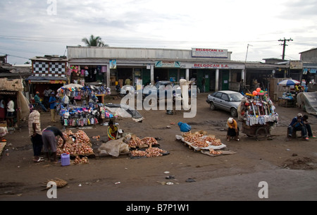 Scène de rue à la périphérie de Douala Cameroun Afrique de l'Ouest avec des boutiques et des étals y compris les vendeurs d'Oignons Banque D'Images