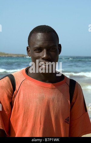 Jeune homme sandales de vente sur la plage au Sénégal Dakar Yoff à compléter son revenu en tant qu'étudiant Banque D'Images