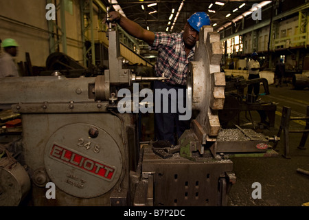 Un homme travaillant dans une raffinerie de sucre. Mumias, l'ouest du Kenya. Banque D'Images