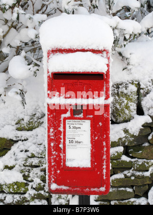 Rouge traditionnel postbox in Oldfield près de Holmfirth au cours de la neige en février 2009, West Yorkshire, Angleterre Banque D'Images