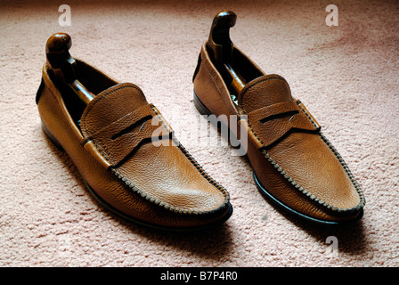 Shopping Chaussures habillées fantaisie pour hommes, mocassins, marques de luxe, cuir brun Prada vêtements de créateurs italiens italiens et prada Banque D'Images