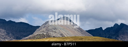 Vue vers Sgurr Dearg et Cuillin ridge vu de Glenbrittle, île de Skye, Écosse Banque D'Images