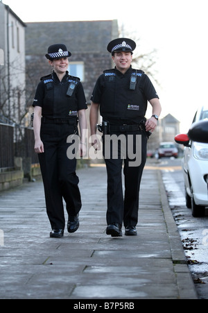 Grampian, hommes et femmes agents de police d'Aberdeen, Écosse, Royaume-Uni, en patrouille dans la ville Banque D'Images