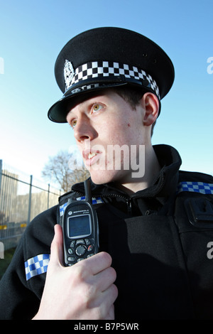 Agent de police de Grampian Aberdeen, Écosse, Royaume-Uni, les trains d'utiliser radio airwave Banque D'Images