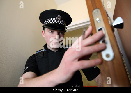 Agent de police de Grampian Aberdeen, Écosse, Royaume-Uni, en train d'examiner une interruption de Banque D'Images