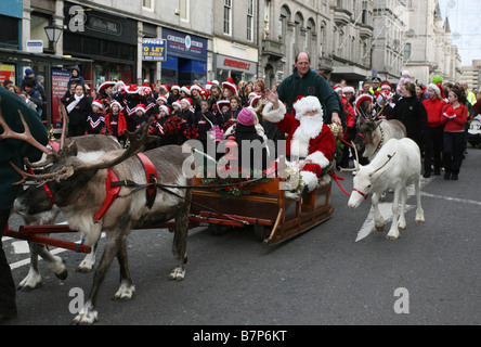 Le père Noël et ses rennes le long de la rue Union à Aberdeen, Écosse, Royaume-Uni avant Noël. Banque D'Images