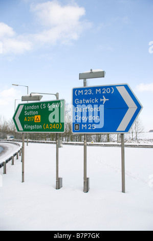 Le trafic routier britannique signe signes panneaux dans la neige à la sortie 8 M25 A217 Banque D'Images