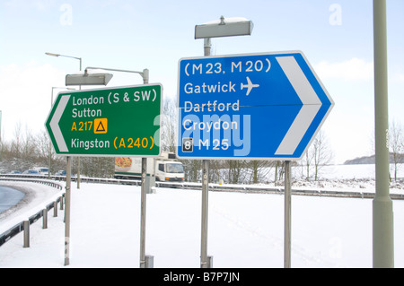 Le trafic routier britannique signe signes panneaux dans la neige à la sortie 8 M25 A217 Banque D'Images