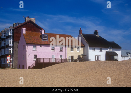 Maisons colorées donnant sur la plage de galets à West Bay Banque D'Images