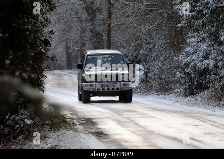 1997 Mitsubishi Shogun la conduite sur route glacée Banque D'Images