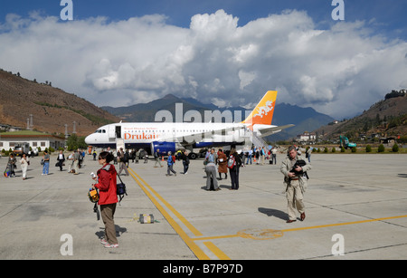 Les touristes descendent d'une vol Druk Air sur la piste de l'aéroport de Paro, Banque D'Images