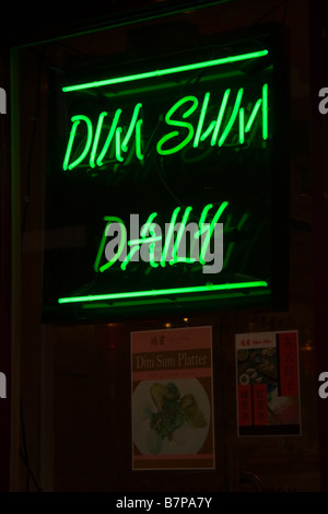 Dim sum au néon signe tous les jours dans un restaurant chinois. Chinatown, Londres, Angleterre, Royaume-Uni Banque D'Images