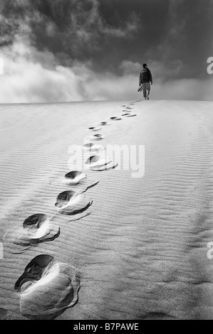 Lonely Walker sur les dunes de sable de l'Oregon. Banque D'Images