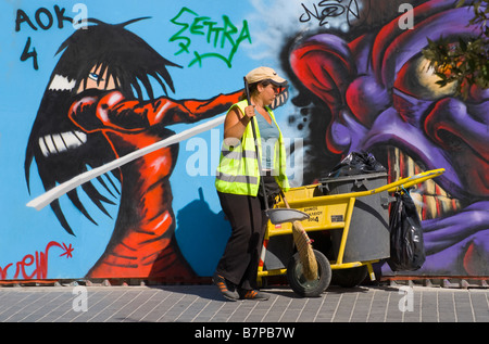 Irakleo / Heraklion, Crète, Grèce. Caroline femelle en face de graffitis Banque D'Images