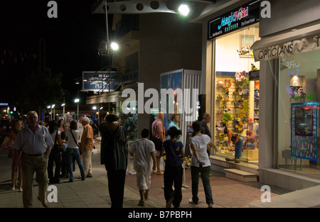 Scène de rue la nuit, Ayia Napa sur l'Est de l'île Méditerranéenne de Chypre UE Banque D'Images