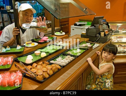 République alimentaire Isetan mall market restaurant centre commercial à l'intérieur de Singapour, Orchard road gens homme petite boulangerie bonbons Banque D'Images