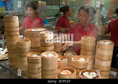 Dim chinois Su République alimentaire Isetan mall market restaurant centre commercial à l'intérieur de Singapour, Orchard road personnes femme Banque D'Images