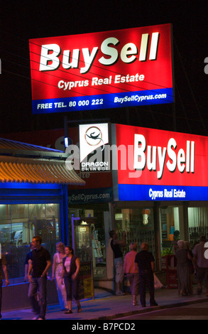 Chypre BuySell agence immobilière enseigne lumineuse sur une boutique à l'Est de l'île Méditerranéenne de Chypre UE Banque D'Images