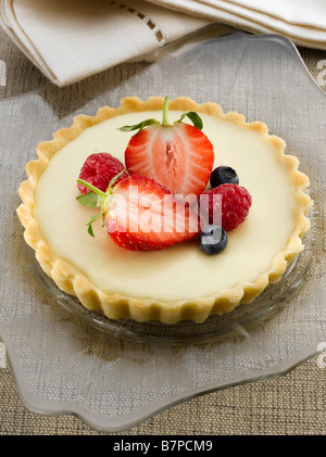 Tartelette au chocolat blanc et fruits sur plaque de verre Banque D'Images