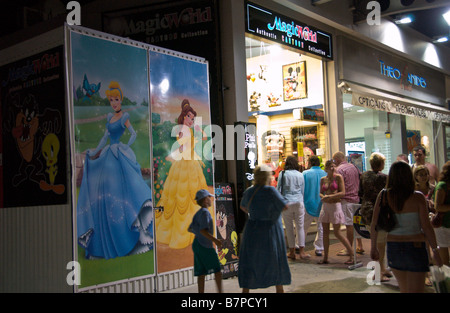 Scène de rue la nuit, Ayia Napa sur l'Est de l'île Méditerranéenne de Chypre UE Banque D'Images