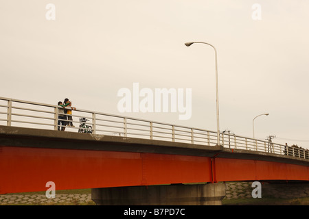 La mère et les enfants sur le pont Banque D'Images