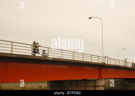 La mère et les enfants sur le pont Banque D'Images