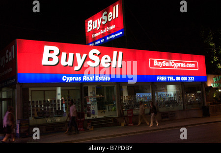 Chypre BuySell agence immobilière enseigne lumineuse sur une boutique à l'Est de l'île Méditerranéenne de Chypre UE Banque D'Images