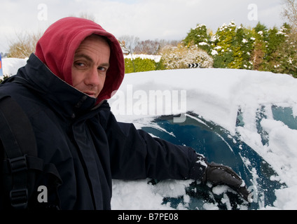 Nettoyage homme neige de sa voiture Banque D'Images