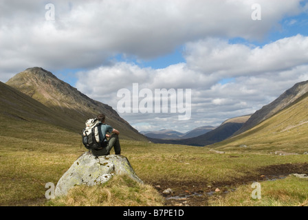 Walker Hill à admirer la vue vers le bas Gartain Lairig, Lochaber, Glen Coe, Ecosse, mai. Banque D'Images