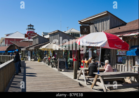 Boutiques et restaurants en bord de mer sur la promenade de John's Pass, Madeira Beach, près de St Petersburg Beach, la Côte du Golfe, en Floride Banque D'Images