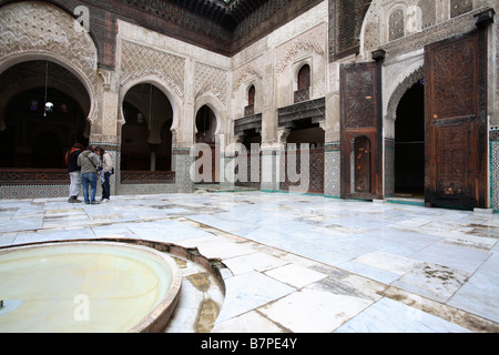 Cour de Inania Medersa, Fes, Maroc Banque D'Images